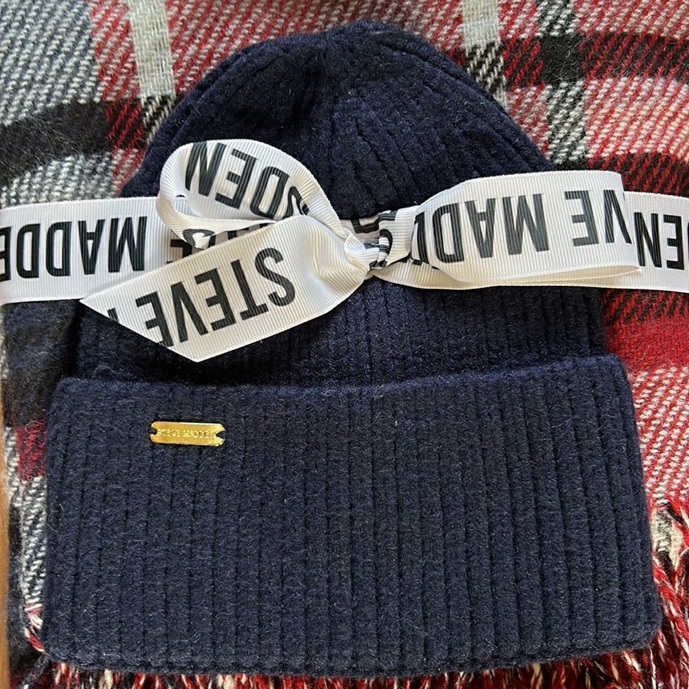 NEW Steve Madden Hat And Scarf Set - Picture 3 of 5